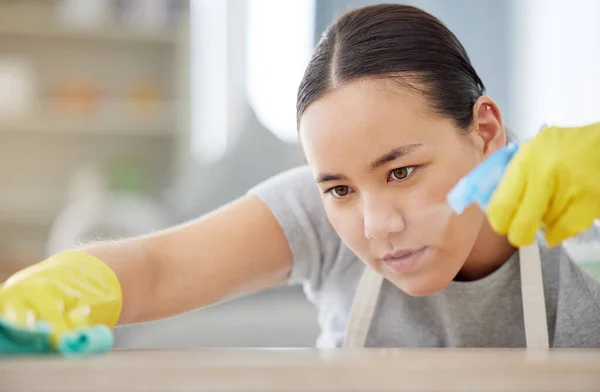 Spray Tafel Schoonmaken Met Een Vrouwelijke Huishoudster Met Behulp Van — Stockfoto