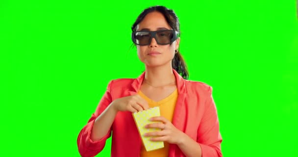 Filmul Ecran Verde Femeia Ochelari Experiența Cinematografică Consumul Popcorn Izolat — Videoclip de stoc