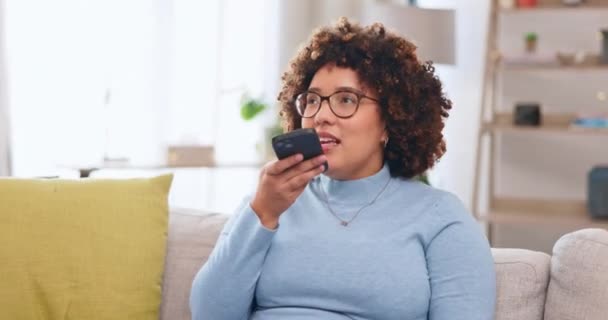 Chamada Voz Telefone Mulher Sofá Conversando Comunicação Rede Aplicativo Móvel — Vídeo de Stock