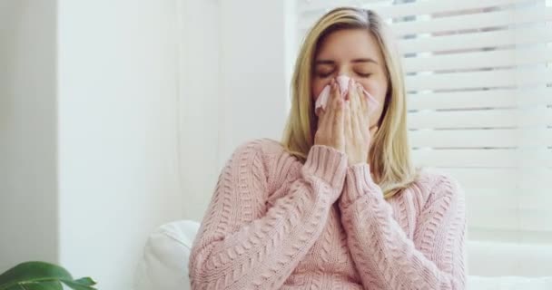 在家里客厅沙发上 生病的女人 组织和鼻腔因过敏 流感或发烧而喷鼻涕 感冒病毒 过敏或鼻窦炎女性患者在打喷嚏时患病或出现症状 — 图库视频影像