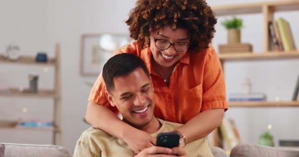 Câlin Médias Sociaux Heureux Couple Sur Canapé Avec Téléphone Bonheur — Video