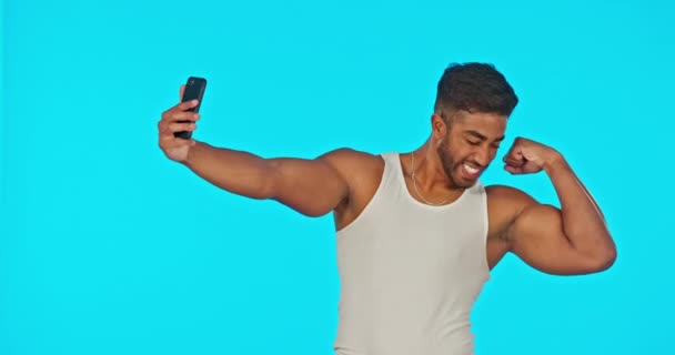 Τηλέφωνο Selfie Και Άνθρωπος Στο Στούντιο Ειρήνη Αντίχειρες Επάνω Και — Αρχείο Βίντεο