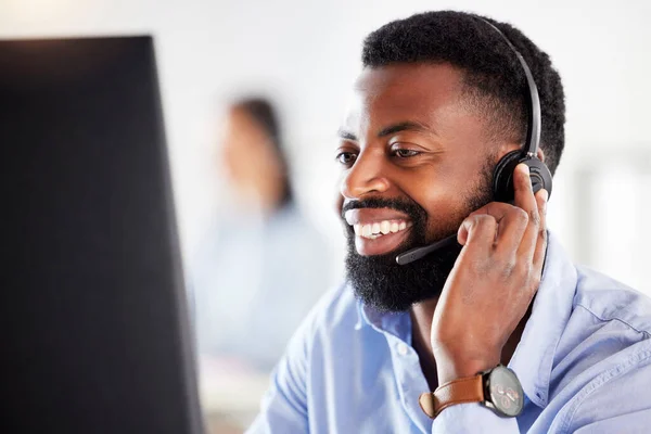 黒人男性 顔とヘッドセット コールセンターと笑顔で職場での顧客サービスエージェントにお問い合わせください Crm 電話とコンピュータでヘルプデスクのための男性コンサルタントと技術サポート — ストック写真