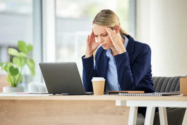 Burnout Profissional Frustrado Feminino Com Dor Cabeça Local Trabalho Laptop — Fotografia de Stock