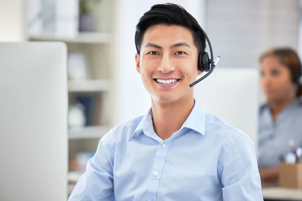 Retrato Agente Asiático Call Center Falando Fone Ouvido Enquanto Trabalhava — Fotografia de Stock