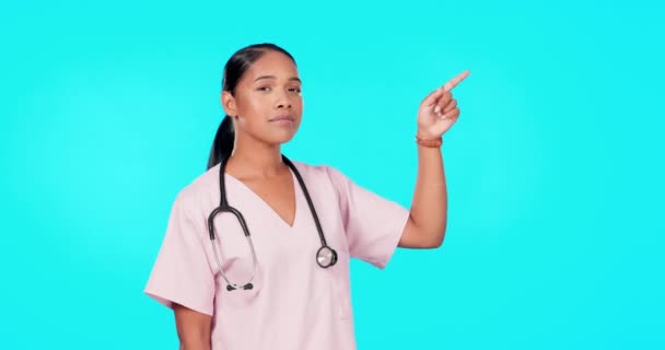 医生和指向工作室的蓝底模型 医疗保健决策和菜单 年轻女医生 点及肖像 以模拟空间展示 为医疗推广服务 — 图库视频影像
