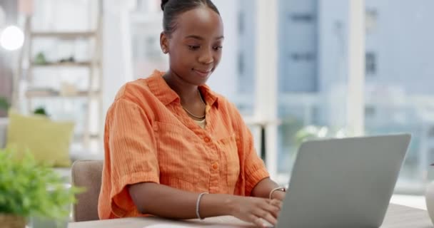 Laptop Mulher Negra Caderno Escrita Para Trabalho Remoto Curso Online — Vídeo de Stock