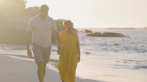 Starší Pár Pláž Držící Ruce Procházce Romantikou Konverzací Západem Slunce — Stock video