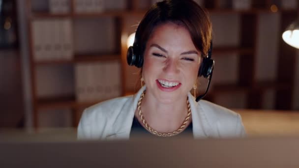 Crm Lachende Oder Glückliche Frauen Die Callcenter Erklären Sprechen Oder — Stockvideo