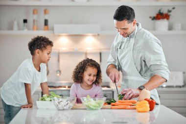 Mutfak, beslenme ve yiyecek için aile ile birlikte yemek pişirme, yardım ve salata. Diyet, destek ve evde sebze doğrayan adam ve çocuklarla akşam yemeği. Sağlık, yemek hazırlığı ve öğrenim için..