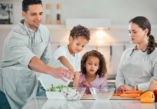 在厨房为家人做饭 提供帮助和支持 以促进健康 营养和食品 蔬菜和与父母和孩子一起吃饭 在家里为健康 有机沙拉和学习做准备 — 图库照片