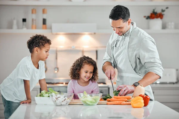 健康のためのキッチンで家族とのヘルプとサラダ 栄養と食品 健康のために家で野菜を切る人と子供との支援と夕食 食事の準備と学習 — ストック写真