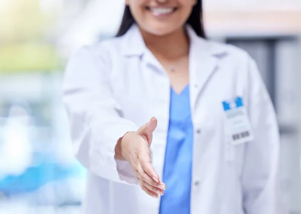 開いて手を振ると歓迎 尊敬や病院での挨拶 雇用と笑顔を持つ女性 診療所でのパートナーシップ 募集または契約のための女性医療 握手と優しさ — ストック写真