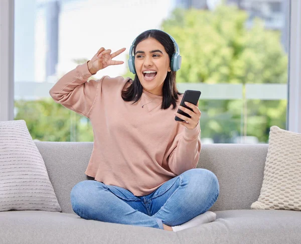 Kadın Kulaklık Akıllı Telefon Mutluluk Için Kanepede Şarkı Söylemek Rahatlamak — Stok fotoğraf
