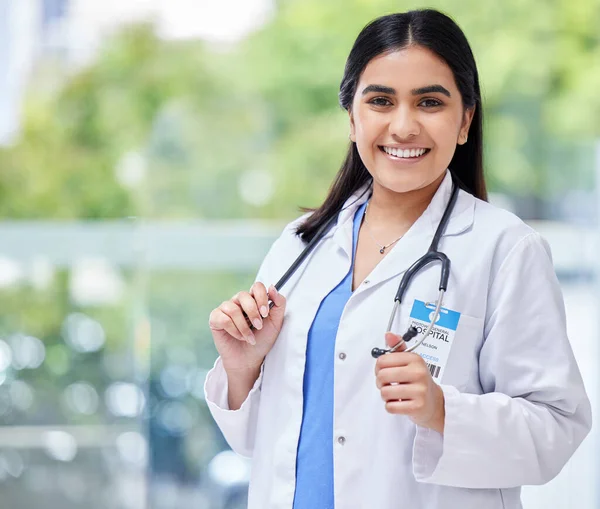 Genç Kadın Doktor Hastane Portresi Gülümsemeli Steteskoplu Sağlık Kariyeri Gururlu — Stok fotoğraf