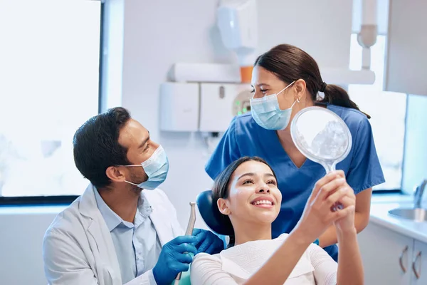 Dentista Specchio Donna Con Sorriso Sbiancamento Dei Denti Bretelle Consulenza — Foto Stock