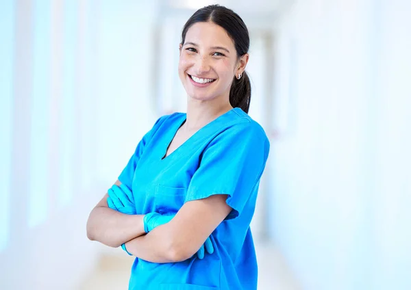 Vrouw Verpleegster Glimlach Portret Met Gekruiste Armen Baan Een Ziekenhuis — Stockfoto