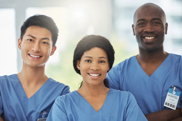 站在医院里 双手交叉的医生的医疗 信任和肖像 医疗诊所合作的领导力 多样性和一群带着微笑的专业医护人员 — 图库照片