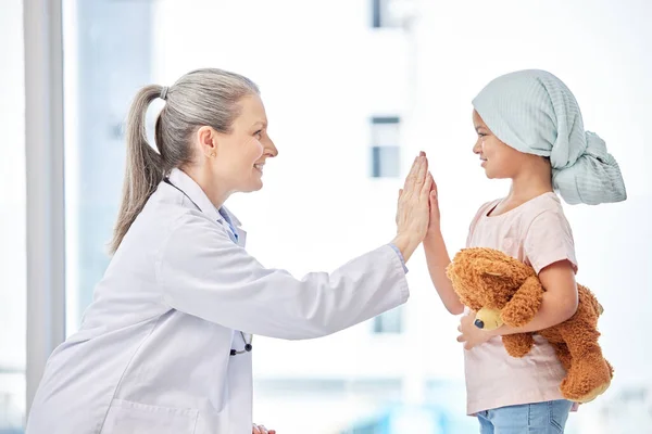 Kanser Çocuk Doktor Beşliği Sağlık Hizmetleri Başarı Veya Empati Hastanede — Stok fotoğraf