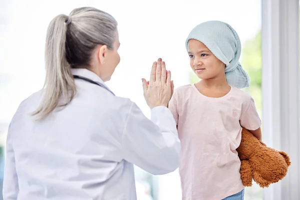 Krebs High Five Und Arzt Mit Kinderbetreuung Gesundheitsdienst Und Erfolg — Stockfoto