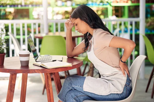 Vrouw Met Rugpijn Laptop Café Stress Burn Out Van Angst — Stockfoto