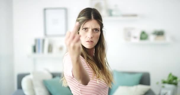 Gezicht Serieus Vrouw Met Middelvinger Boos Vechten Gefrustreerd Mening Conflict — Stockvideo