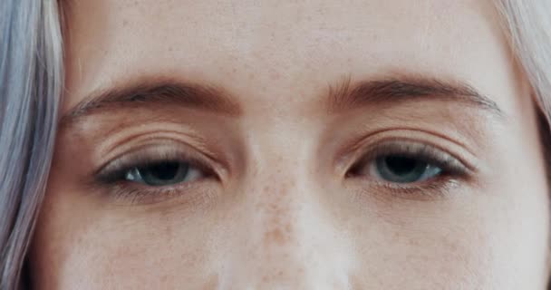 Överraskning Ansikte Och Ögon Kvinna Med Rädsla För Dåliga Nyheter — Stockvideo