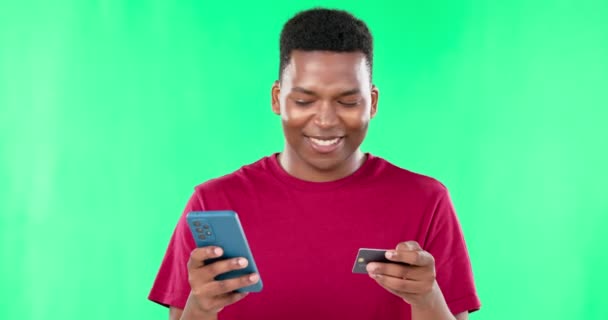 绿色屏幕 信用卡和黑人男子在工作室在线购物 电子商务或银行业务的模拟背景 用于预算 订阅或会员注册的借记卡 付款和智能手机上的人 — 图库视频影像