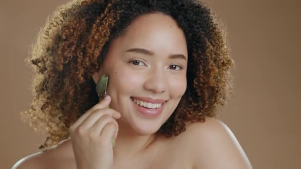 Jade Roller Gezicht Zwarte Vrouw Studio Voor Huidverzorging Wellness Behandeling — Stockvideo