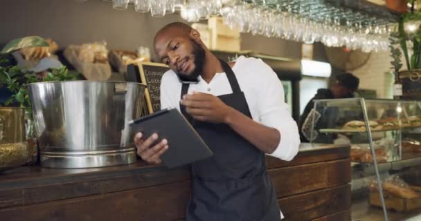 Café Ordem Homem Negro Telefonema Com Tablet Para Estoque Restaurante — Vídeo de Stock