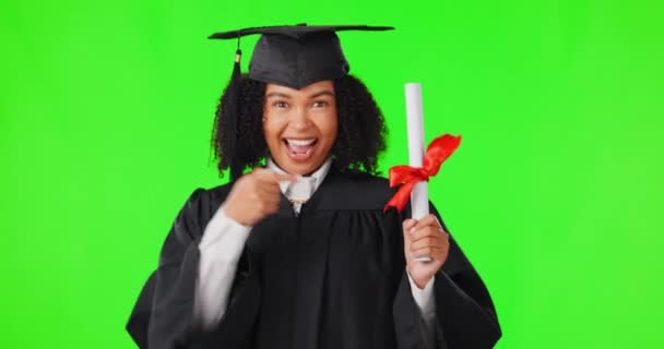 대학원 여성들은 성공을 스튜디오 배경에서 고립되어 아프리카 대학생 졸업생의 졸업장이나 — 비디오