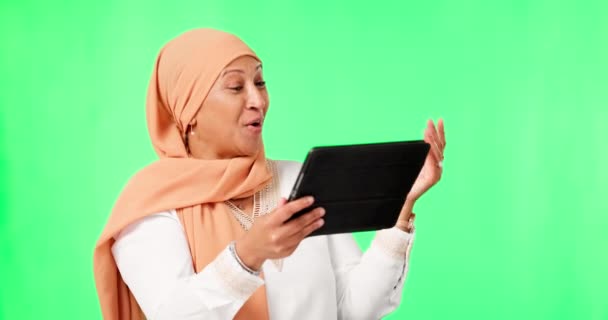 Amusant Écran Vert Femme Islamique Avec Une Tablette Appel Vidéo — Video