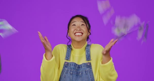 Денежный Дождь Выигрыш Счастливая Женщина Изолированы Фиолетовый Фоновый Успех Бонус — стоковое видео
