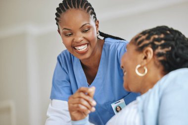 Kıdemli hasta, kahkaha ve kadın destek, sağlık ve mutluluk için birlikte hemşire. Siyahi insan ve huzurevinde mutlu bir bakıcı güven, yaşlılık bakımı ve sağlık ve sağlık hizmetleri için.
