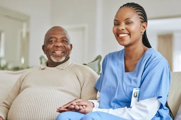 Ανώτερος Άνδρας Νοσοκόμα Και Κρατώντας Χέρια Χαμόγελο Για Υποστήριξη Υγειονομική — Φωτογραφία Αρχείου