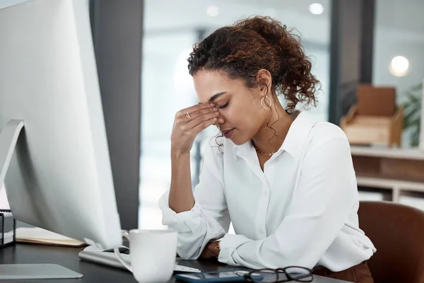 Üzletasszony Fejfájással Stresszel Mentális Egészséggel Szakmai Válsággal Fájdalommal Fáradtsággal Irodában — Stock Fotó
