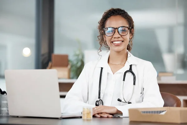 Доктор Жінка Портреті Щаслива Медичний Медичний Працівник Офісі Стетоскопом Ноутбуком — стокове фото