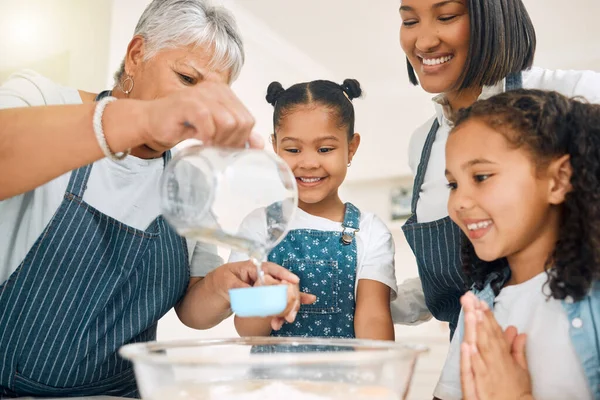 Avó Mãe Crianças Felizes Assando Cozinha Como Uma Família Feliz — Fotografia de Stock