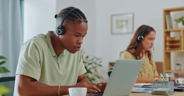 Müşteri Hizmetleri Ofisinde Bilgisayar Kulaklık Kullanarak Danışmanlık Yapan Siyahi Bir — Stok video