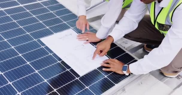 Planta Painéis Solares Mãos Pessoas Engenharia Que Planejam Construção Telhado — Vídeo de Stock