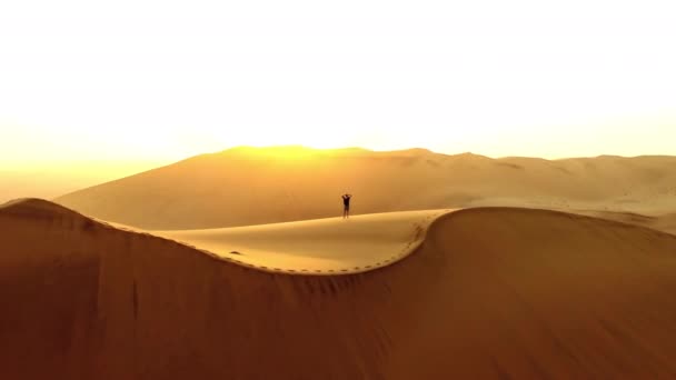자유를 사막에 탐험가 여행을 언덕의 공간에서 생각하는 — 비디오