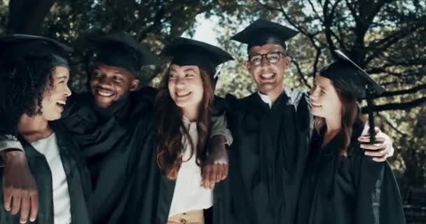 Estudiantes Universitarios Cara Feliz Graduación Grupo Aire Libre Para Éxito — Vídeos de Stock