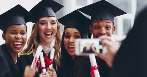 Universiteit Diploma Uitreiking Vrienden Glimlachen Voor Foto Voor Graduate Feest — Stockvideo