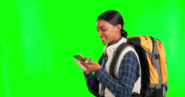 绿色屏幕和妇女电话的位置检查在一个工作室露营探险 旅行背包 流动的快乐女性 带着步行工具 带着快乐和微笑去度假 — 图库视频影像