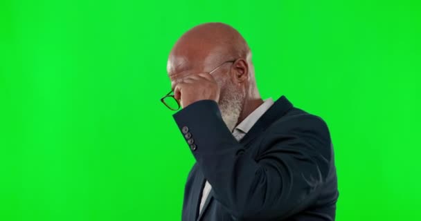 Retrato Óculos Sério Com Homem Negro Fundo Tela Verde Estúdio — Vídeo de Stock