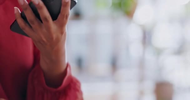 Happy Telefon Görüşmesi Ofisteki Kadını Gülüyor Konuşuyor Cep Telefonuyla Konuşuyor — Stok video