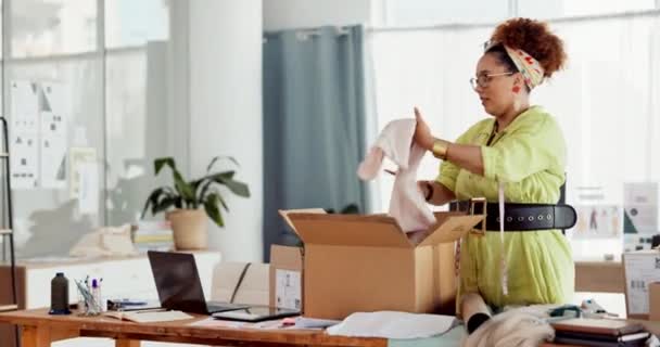 Mujer Feliz Moda Caja Embalaje Negocio Para Comercio Electrónico Cadena — Vídeo de stock