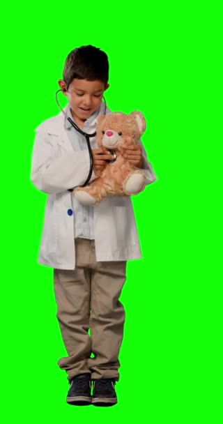 Barn Läkare Och Teddybjörn Med Pojke Grön Skärm Bakgrund Studio — Stockvideo