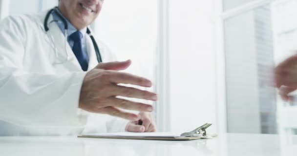 Consulting Medische Handdruk Met Arts Patiënt Voor Dank Advies Vertrouwen — Stockvideo