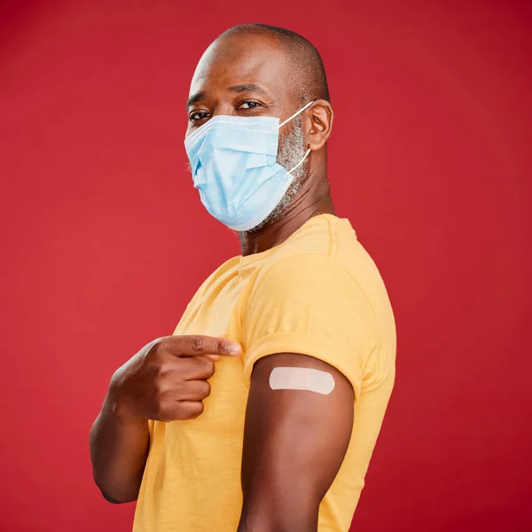 Homem Africano Covid Vacina Estúdio Retrato Com Orgulho Cuidados Saúde — Fotografia de Stock